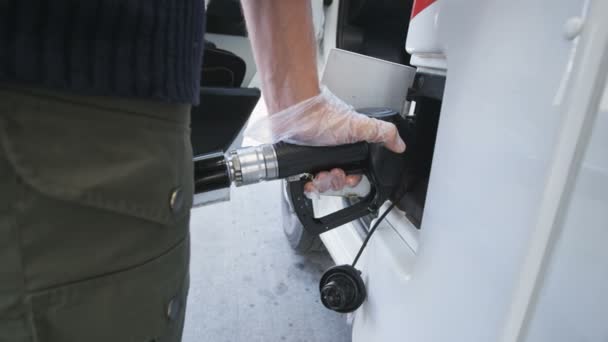 Člověk dává plyn paliva na auto u čerpadla čerpání benzínu plnění vozidla — Stock video