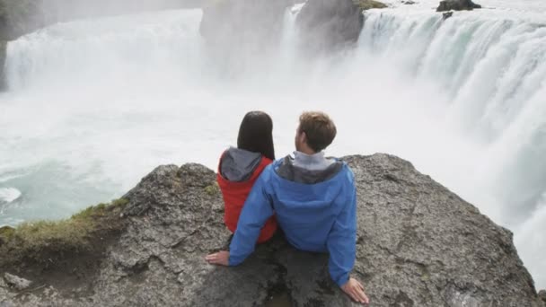 Para oglądająca wodospad Godafoss z klifu Znana destynacja turystyczna Islandia — Wideo stockowe