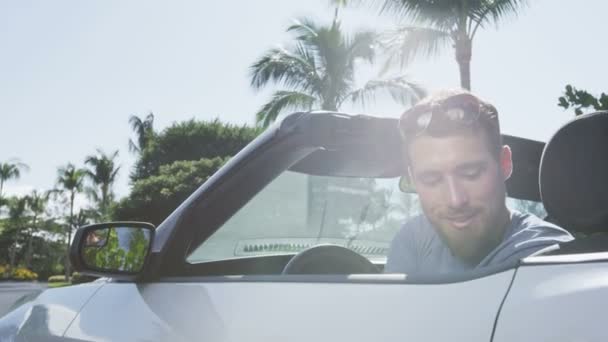 Cinto de assento de fixação de homem no carro conversível - Jovem Urban Professional Driving — Vídeo de Stock