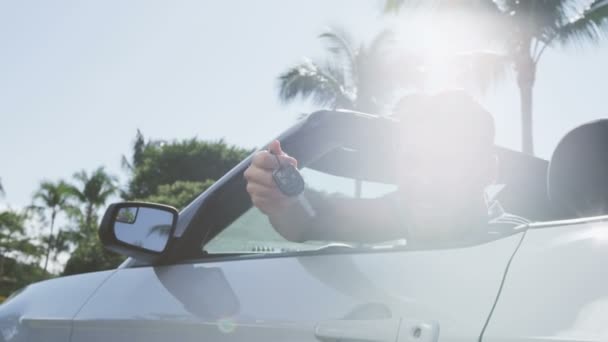 Conductor de coches Hombre Mostrando claves de convertible - Joven urbano profesional de conducción — Vídeos de Stock