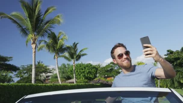 Man tar Smartphone Selfie foto i bilen med hjälp av telefonkamera — Stockvideo