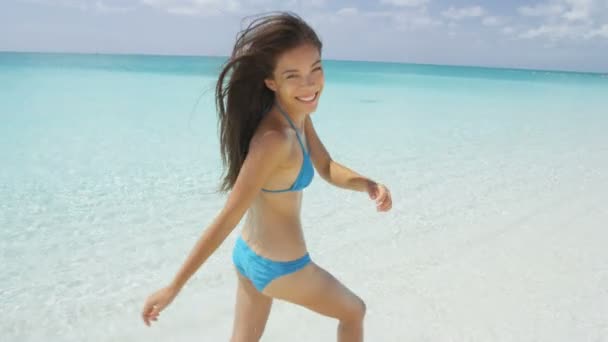 Zabawna kobieta spacerująca po plaży podczas letnich wakacji i zabawy — Wideo stockowe