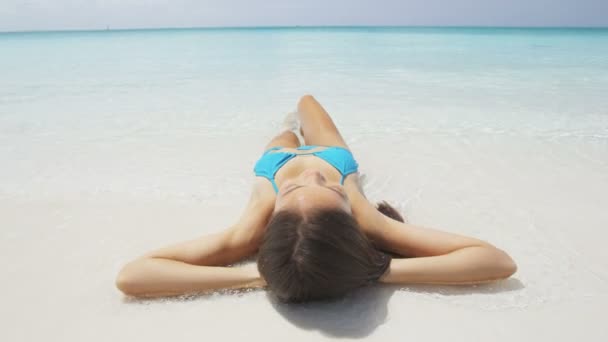 Beach Woman Sunbathing Relaxante na borda da água de areia em férias de viagem — Vídeo de Stock