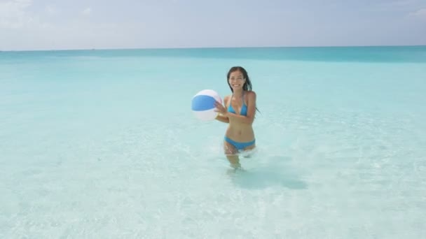 Ευτυχισμένη γυναίκα κρατώντας μπάλα παραλία τρέχει στο νερό για διακοπές ταξίδια — Αρχείο Βίντεο