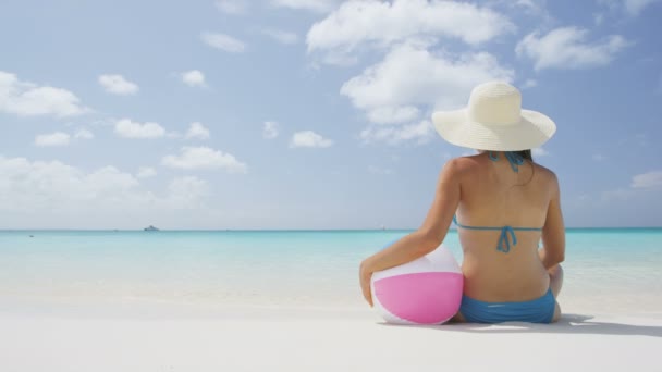 Playa Viajes Vacaciones Concepto Mujer Relajante Tomar el sol — Vídeos de Stock