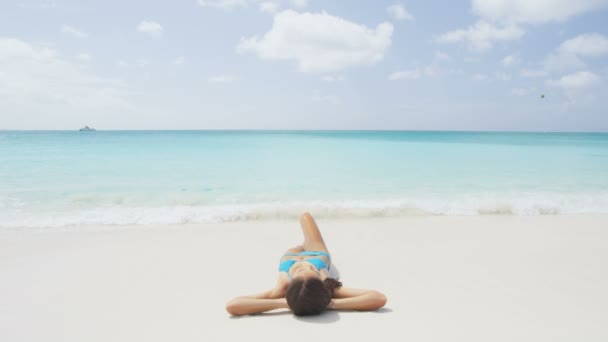 Mujer relajante serena tomando el sol en vacaciones de viaje de playa — Vídeo de stock