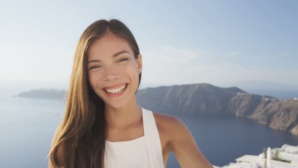 Asiatin zeigt Daumen nach oben - Gesunder Lebensstil Mädchen im Freien — Stockvideo