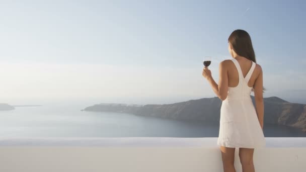 Sereniteit Ontspannende Happy Woman Holding Wijnglas - Elegante vrouw, Santorini — Stockvideo