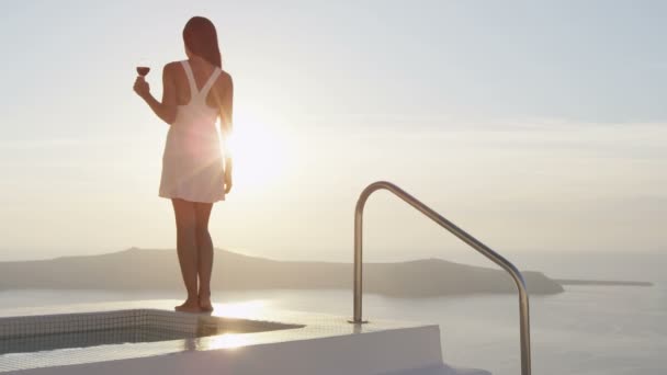 Vrouw genieten van wijn en uitzicht op zee tijdens vakantie — Stockvideo