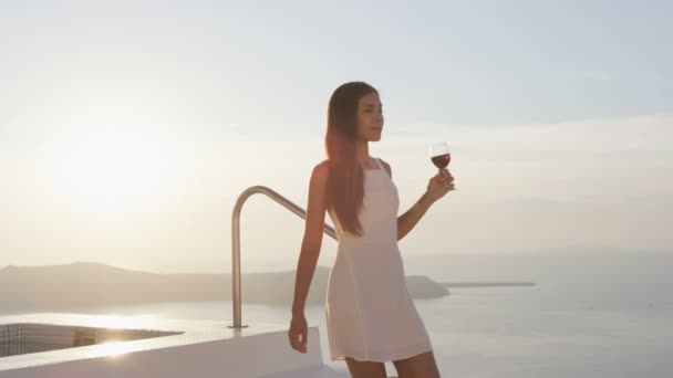 Attraktive Frau genießt Urlaub im Resort bei Sonnenuntergang und trinkt Wein — Stockvideo