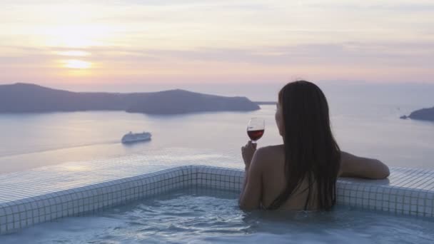 Bikinili Seyahat Kadını Lüks Tatillerde Günbatımının tadını çıkarıyor — Stok video