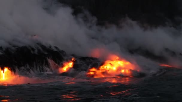 Лава, впадающая в океан от извержения лавового вулкана на Гавайях Большого острова, США. Лава течет в Тихом океане из вулкана Килауэя, США. Вид из воды, Steadicam, Slow motion — стоковое видео