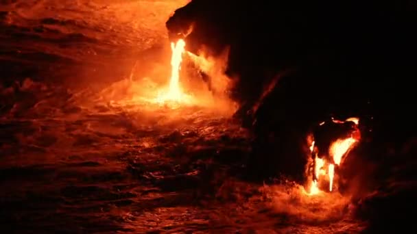 Hawaii vulkanudbrud - flydende lava når havet ved vulkanudbrud på Big Island, Hawaii. Lava strøm flyder fra Puu Oo, Kilauea vulkan ved Hawaii vulkaner nationalpark, USA. 59.94 FPS – Stock-video