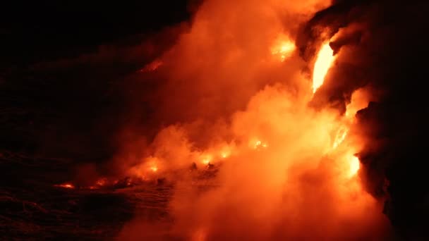 Lava skały czerwony blask niesiony przez fale oceaniczne podczas wybuchu wulkanu Big Island — Wideo stockowe