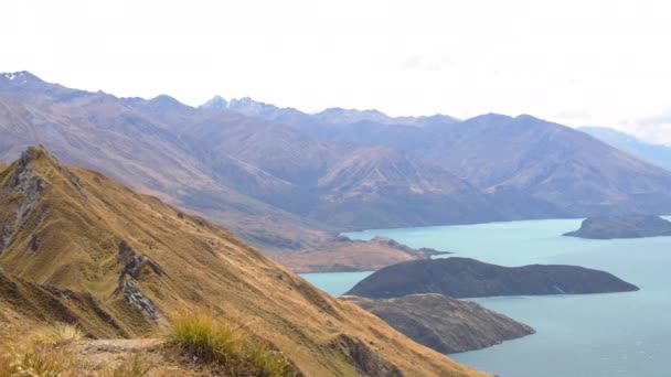 Travel Hiker Jumping med utsikt över fjällsjöarna på Nya Zeeland — Stockvideo
