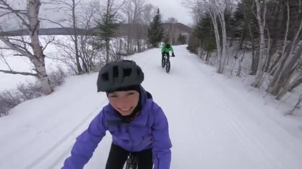 Kobieta na rowerze w zimie na grubym rowerze. Gruby rowerzysta jeździ na rowerze w śniegu zimą. Selfie wideo przez kobietę żyjących zdrowy odkryty aktywny sport zimowy styl życia. — Wideo stockowe