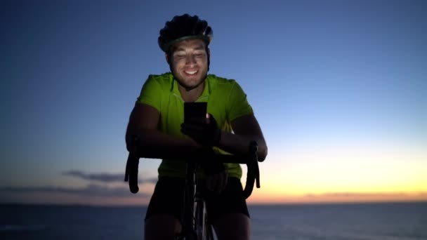 Cycliste vélo regardant téléphone portable tout en faisant du vélo vélo de route — Video