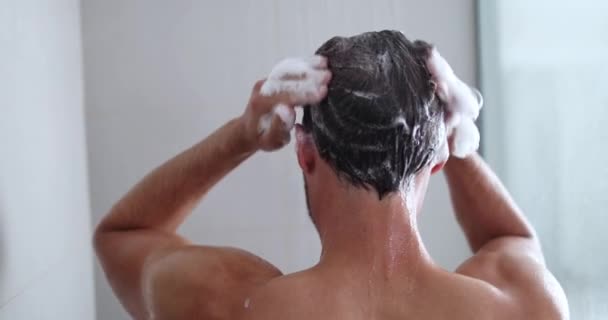 Homem tomando um chuveiro lavar o cabelo com shampoo produto debaixo d 'água f — Vídeo de Stock