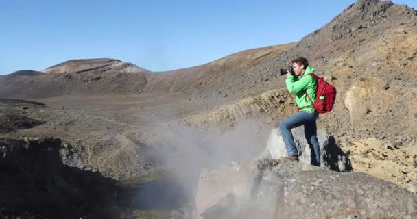 Пішоходів ландшафтним зображенням на активній вулканічній горі з DSLR — стокове відео