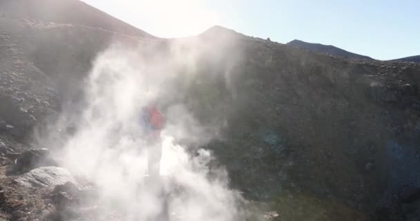 Kaland - Emberek Túrázás aktív vulkán Tongariro Nemzeti Park Új-Zéland — Stock videók