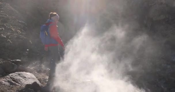 Kvinna vandring på aktiv vulkan i Tongariro nationalpark i Nya Zeeland. — Stockvideo