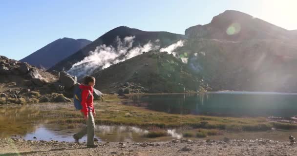 New Zealand Hiking Woman, Summit Crater Emerald Lakes Tongariro Alpine Crossing — стокове відео