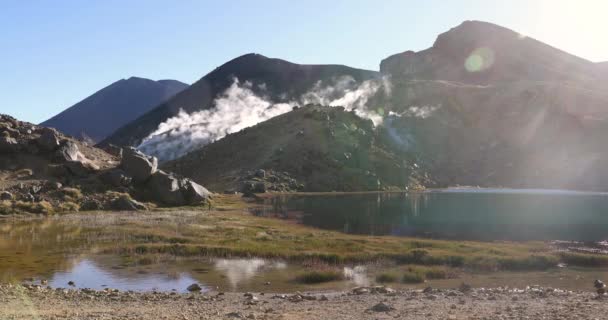 Krater na szczycie Nowej Zelandii i szmaragdowe jeziora Tongariro Alpine Crossing — Wideo stockowe