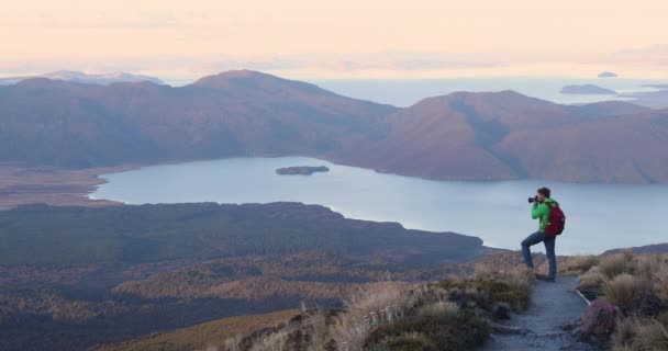 Resa Fotograf eller Vandrare Att ta Landskap foto på Mountain Nya Zeeland — Stockvideo