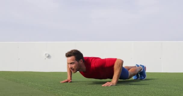 Fit man robi pompki ćwiczenia na zewnątrz siłowni - trening całego ciała — Wideo stockowe