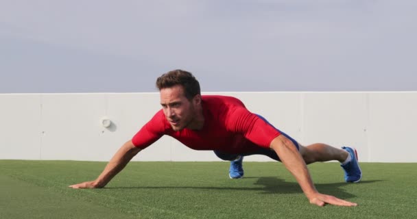 Ejercicio de entrenamiento de hombre deportivo de fitness en el núcleo de ejercicio de tablón de postura amplia — Vídeo de stock