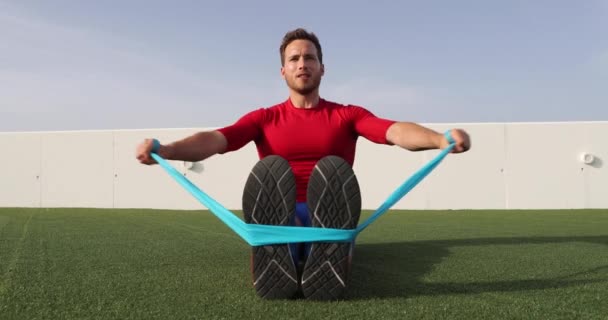 Fitness man trainingsarmen met weerstandsbanden in de outdoor gym — Stockvideo