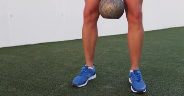 Fitness siłownia trening człowiek podnoszenie ciężkich kettlebell ciężar dla nóg trening. — Wideo stockowe