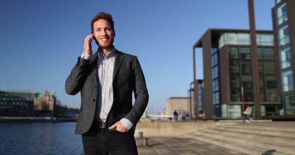 Framgångsrik affärsman talar på Smartphone Walking på City Business Street. — Stockvideo