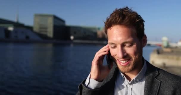Homem de negócios bem sucedido conversando em Smartphone Walking na City Business Street. — Vídeo de Stock