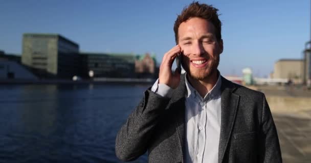 Hombre de Negocios Hablando en Smartphone Caminando en la Ciudad Business Street. — Vídeo de stock