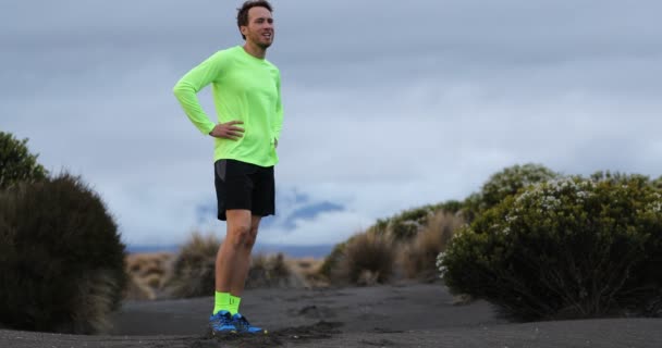 Trail löpare man kör vilostart kör i Nya Zeeland berg natur — Stockvideo