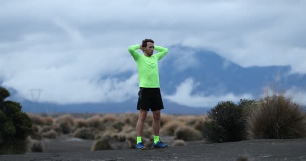 Squat ejercicio fitness hombre entrenamiento sentadillas para glúteos haciendo warmup para correr — Vídeos de Stock