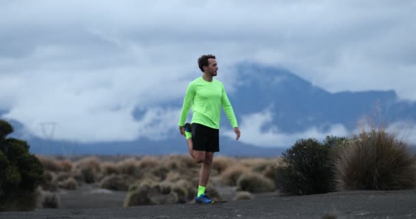 Běžec muž protáhnout nohy po běhu na běžecké stezce běh — Stock video