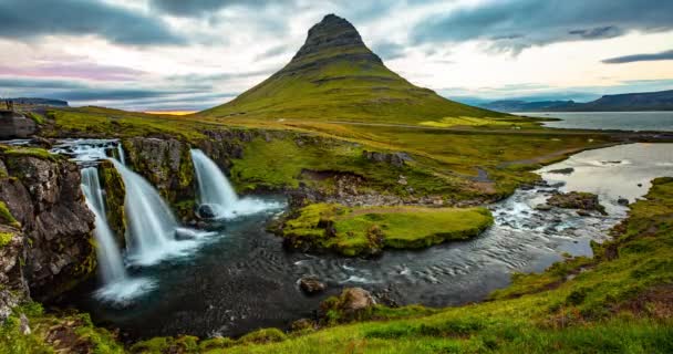 Islanda timelapse fotografia di cascata montagna Kirkjufellsfoss, Kirkjufell — Video Stock