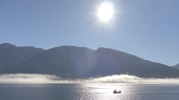 Aljaška vnitřní průchod příroda krajina s malou rybářskou lodí — Stock video