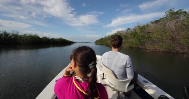 Personas en barco en ir a pescar en Florida, Estados Unidos — Vídeo de stock