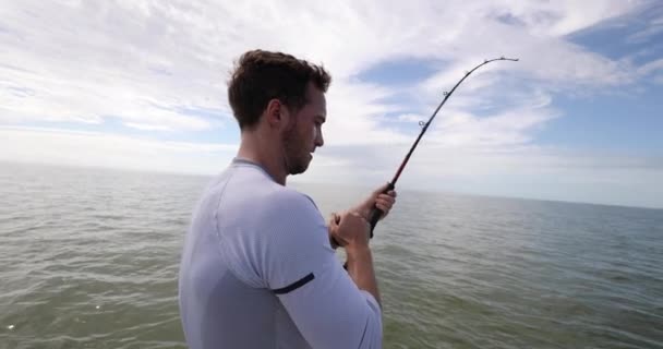 Fishing - man sport fishing shark fishing on boat in Florida — Stock Video
