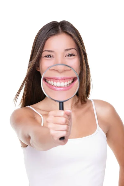 Donna che mostra perfetto sorriso denti bianchi dentale — Foto Stock