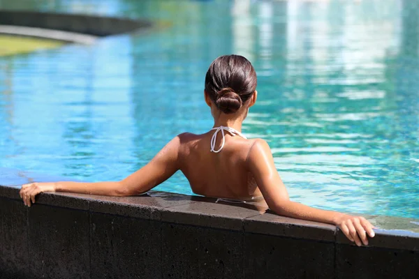 Yüzme havuzu tatil köyü dinlendirici kadın — Stok fotoğraf