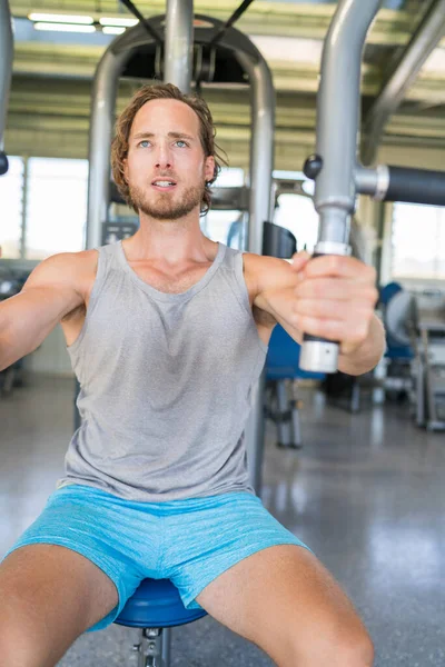 Fitnessruimte fitnessman atleet doet borst oefening — Stockfoto