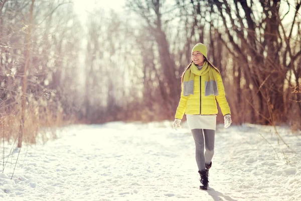 Winter lifestyle vrouw wandelen buiten in het bos — Stockfoto