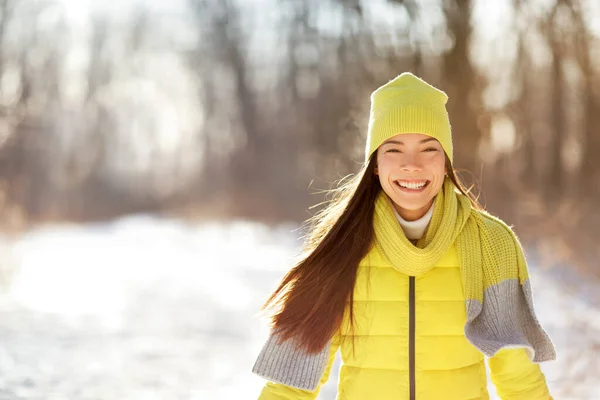 快乐可爱的冬季女孩在雪地森林里微笑 — 图库照片