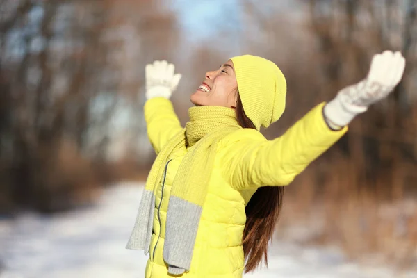 Щаслива зимова свобода безтурботна жінка в день снігу — стокове фото
