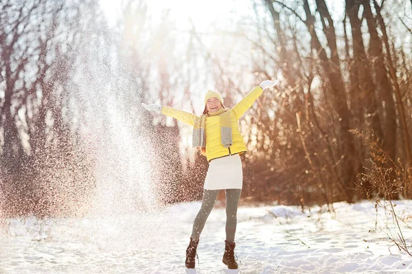 Feliz invierno mujer divertida nieve jugando gratis —  Fotos de Stock