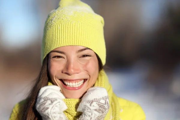 Feliz chapéu de inverno e luvas menina asiática sorrindo — Fotografia de Stock